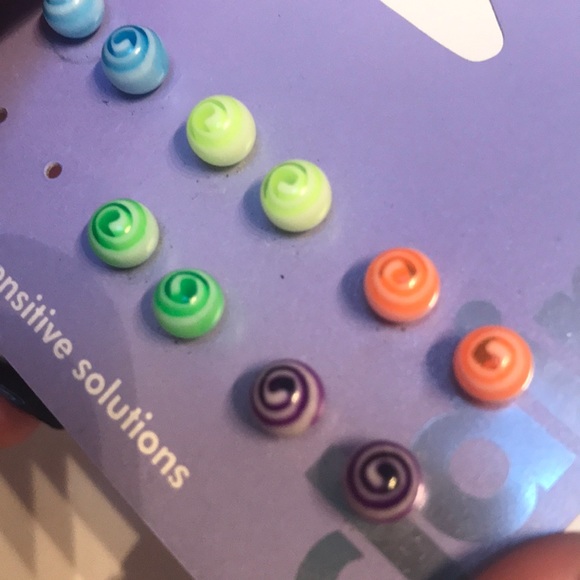 Post earrings - Picture 4 of 4